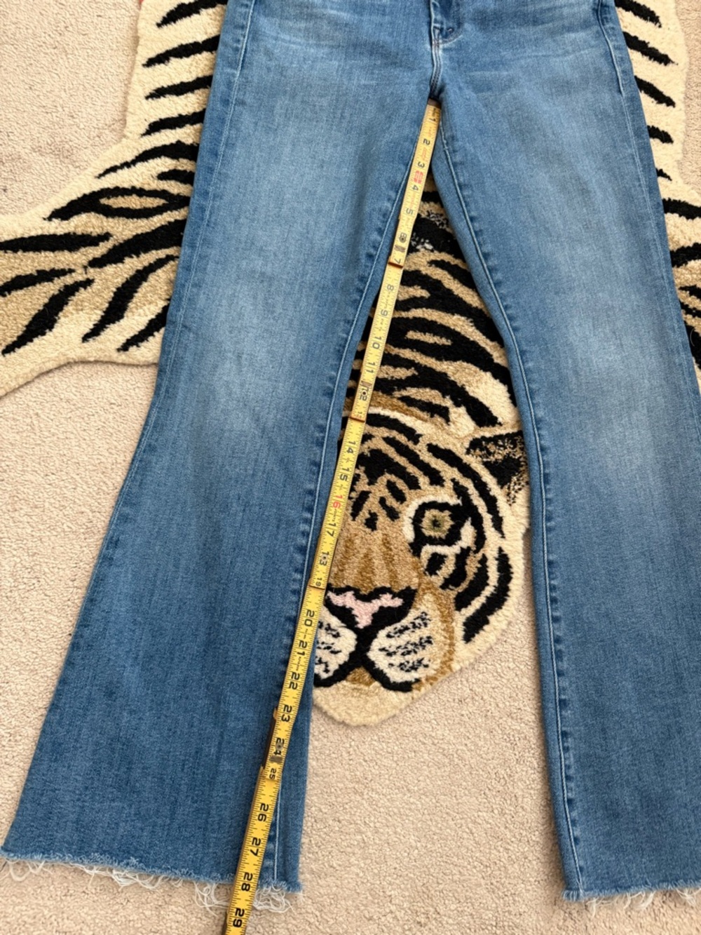 Mother The Weekender Fray Mid Rise Flare Jeans in A Groovy Kind of Love Size 28 - Picture 4 of 13
